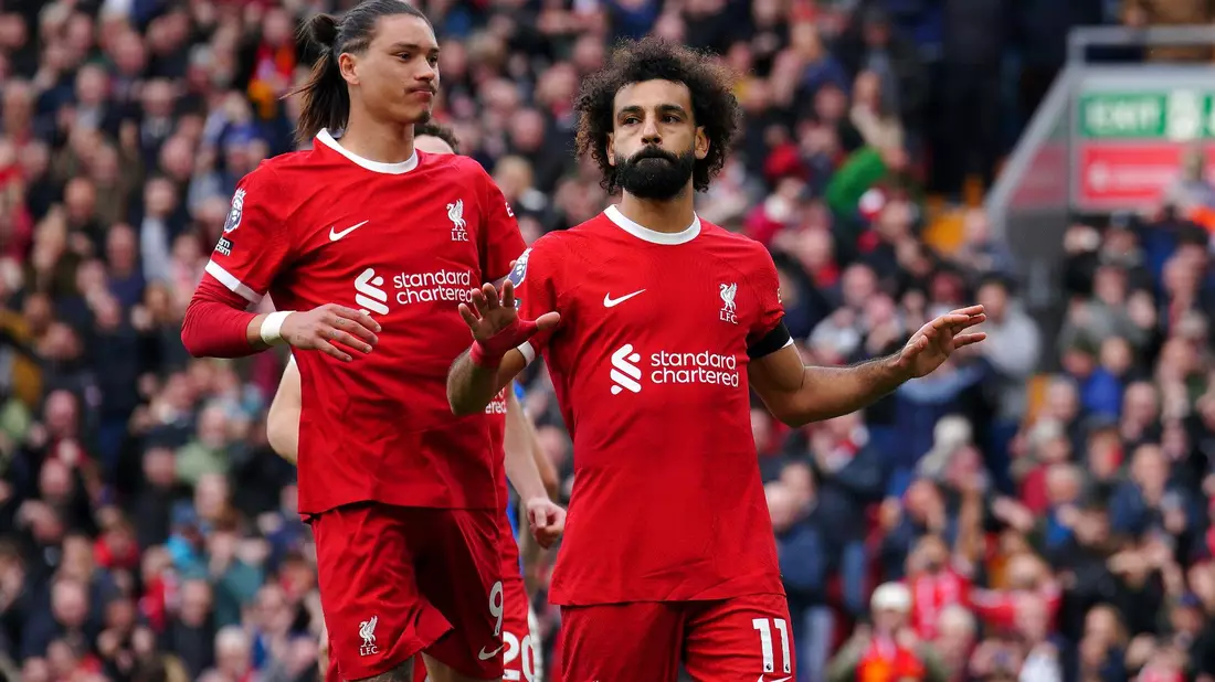 Mohamed Salah (r) schoss den FC Liverpool mit seinem Doppelpack zum Sieg. - Bild: Peter Byrne/PA Wire/dpa