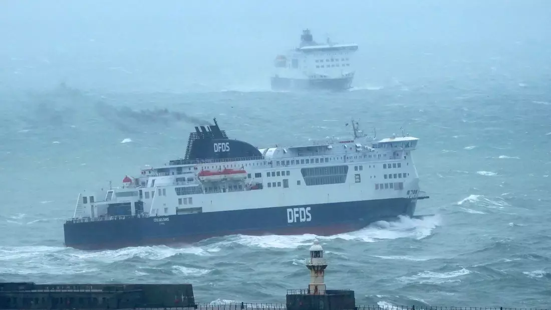 Fähren laufen im Hafen von Dover ein und aus, während der Sturm «Babet» über das Vereinigte Königreich hinwegfegt. - Bild: Gareth Fuller/PA Wire/dpa