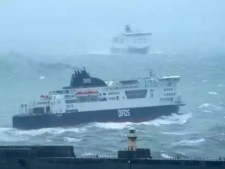 Fähren laufen im Hafen von Dover ein und aus, während der Sturm «Babet» über das Vereinigte Königreich hinwegfegt. - Foto: Gareth Fuller/PA Wire/dpa