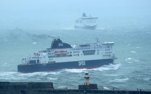 Fähren laufen im Hafen von Dover ein und aus, während der Sturm «Babet» über das Vereinigte Königreich hinwegfegt. - Foto: Gareth Fuller/PA Wire/dpa