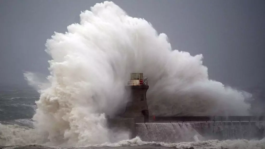 Wellen schlagen gegen den Leuchtturm von South Shields, nachdem die Spitze abgebrochen ist. - Bild: Owen Humphreys/PA Wire/dpa