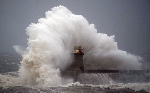 Wellen schlagen gegen den Leuchtturm von South Shields, nachdem die Spitze abgebrochen ist. - Foto: Owen Humphreys/PA Wire/dpa