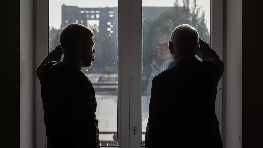 Dmytro Falko (l), Vorsitzender des Stadtrats von Mykolajiw, und Entwicklungsstaatssekretär Jochen Flasbarth (SPD) stehen zusammen im Rathaus. - Bild: Sebastian Gollnow/dpa