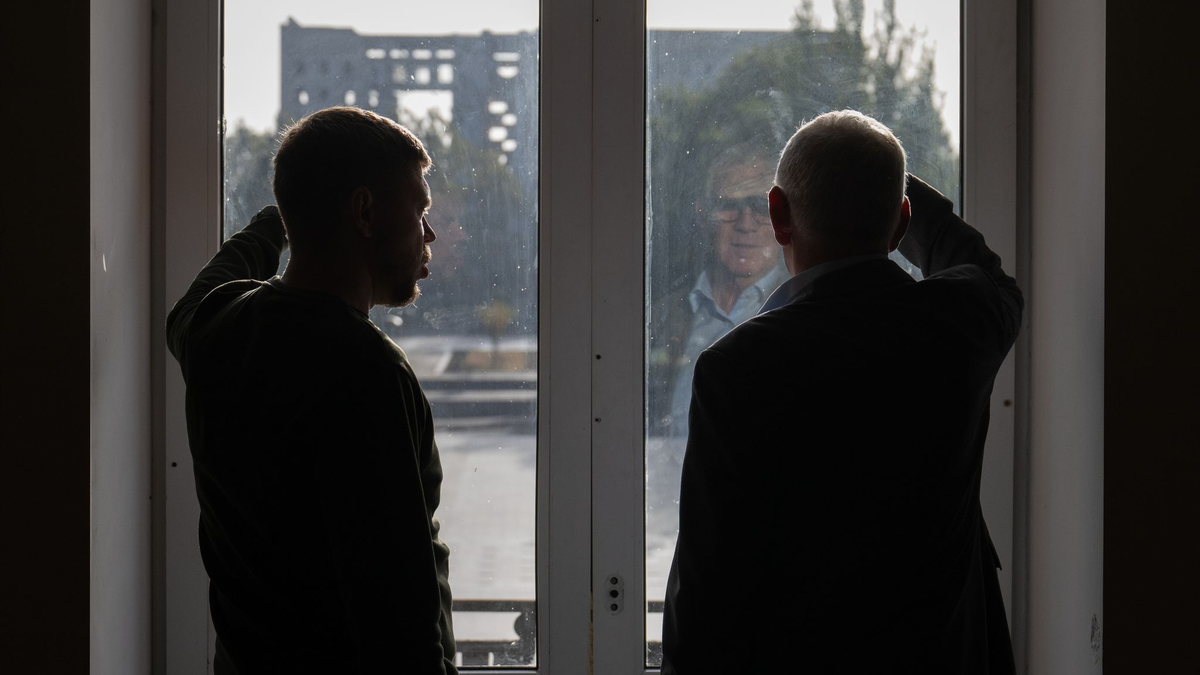 Dmytro Falko (l), Vorsitzender des Stadtrats von Mykolajiw, und Entwicklungsstaatssekretär Jochen Flasbarth (SPD) stehen zusammen im Rathaus. - Foto: Sebastian Gollnow/dpa