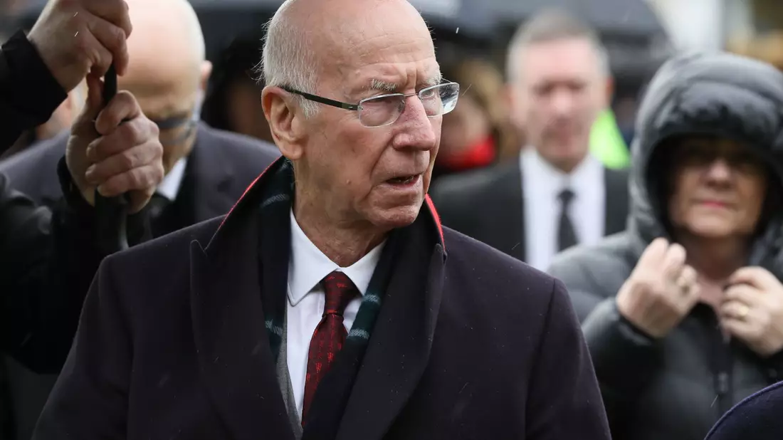 England trauert um Fußball-Legende Bobby Charlton. - Bild: Brian Lawless/PA Wire/dpa