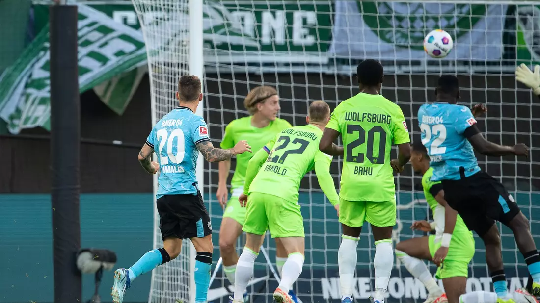 Leverkusens Alejandro Grimaldo (l) erzielt nach Vorabeit von Jeremie Frimpong den 2:1-Siegtreffer gegen den VfL Wolfsburg. - Bild: Swen Pförtner/dpa
