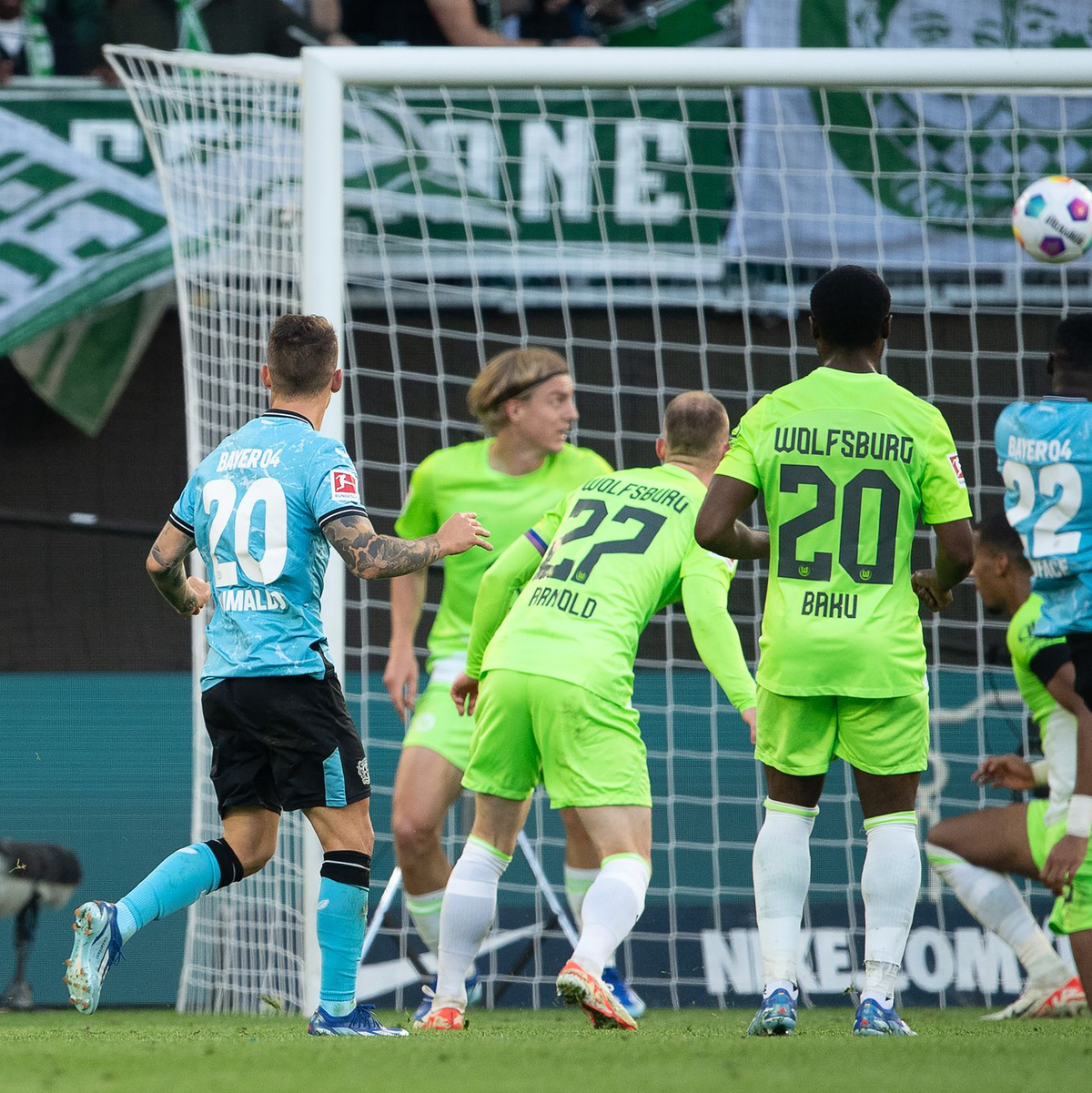 Leverkusens Alejandro Grimaldo (l) erzielt nach Vorabeit von Jeremie Frimpong den 2:1-Siegtreffer gegen den VfL Wolfsburg. - Foto: Swen Pförtner/dpa