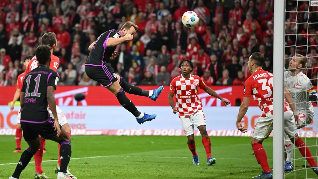 Münchens Harry Kane (M) sorgt mit seinem 2:0 für die Entscheidung. - Bild: Arne Dedert/dpa