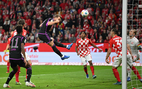 TorschĂŒtze Leon Goretzka (r) im Austausch mit Joshua Kimmich (M) und Konrad Laimer. - Foto: Arne Dedert/dpa TorschĂŒtze Leon Goretzka (r) im Austausch mit Joshua Kimmich (M) und Konrad Laimer. - Foto: Arne Dedert/dpa