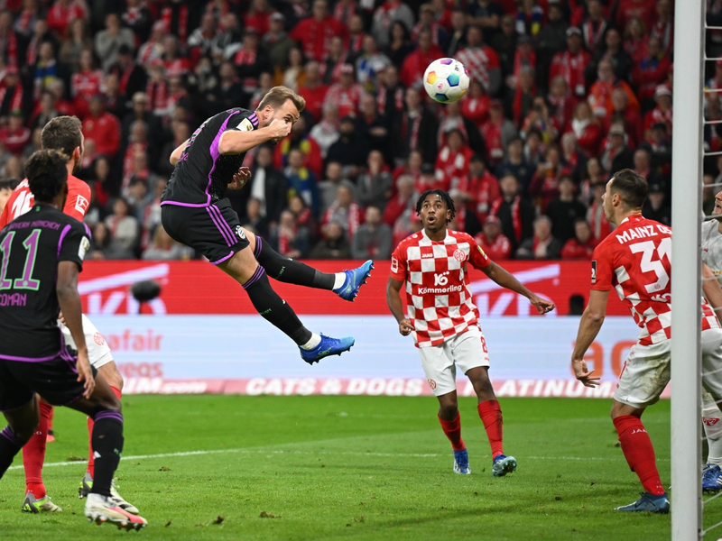 Torschütze Leon Goretzka (r) im Austausch mit Joshua Kimmich (M) und Konrad Laimer. - Foto: Arne Dedert/dpa