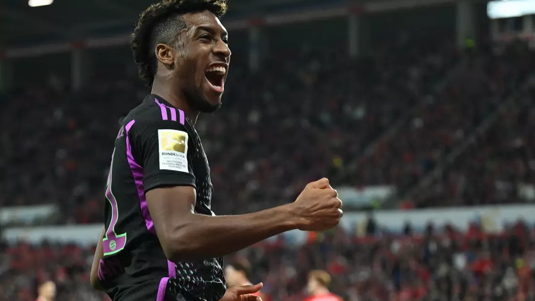 Münchens Kingsley Coman bejubelt den Auswärtssieg des FC Bayern bei Mainz 05. - Bild: Arne Dedert/dpa