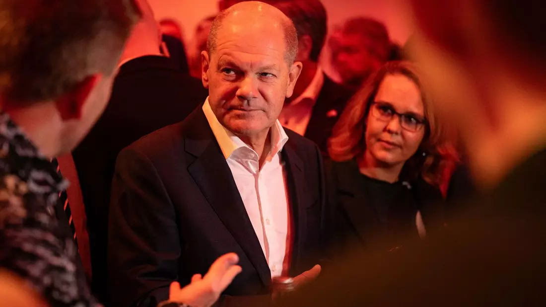 Bundeskanzler Olaf Scholz (SPD) spricht zu Mitarbeitern von RWE. - Bild: Bernd Thissen/dpa Pool/dpa