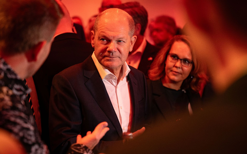 Bundeskanzler Olaf Scholz (SPD) spricht zu Mitarbeitern von RWE. - Foto: Bernd Thissen/dpa Pool/dpa