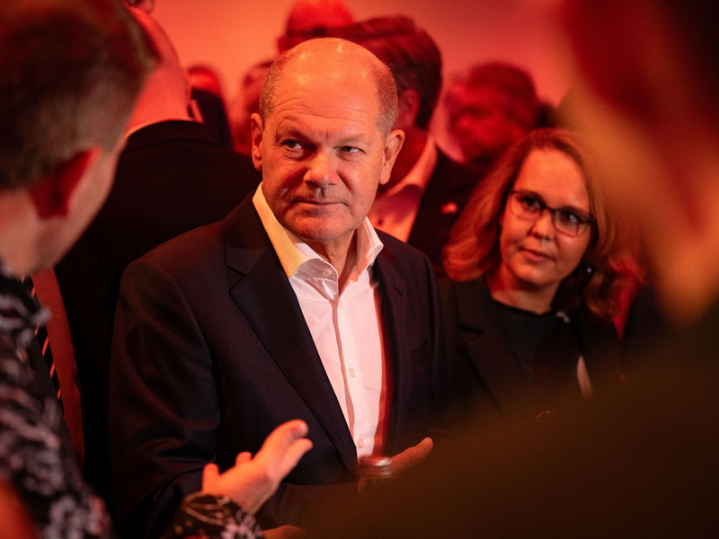 Bundeskanzler Olaf Scholz (SPD) spricht zu Mitarbeitern von RWE. - Foto: Bernd Thissen/dpa Pool/dpa