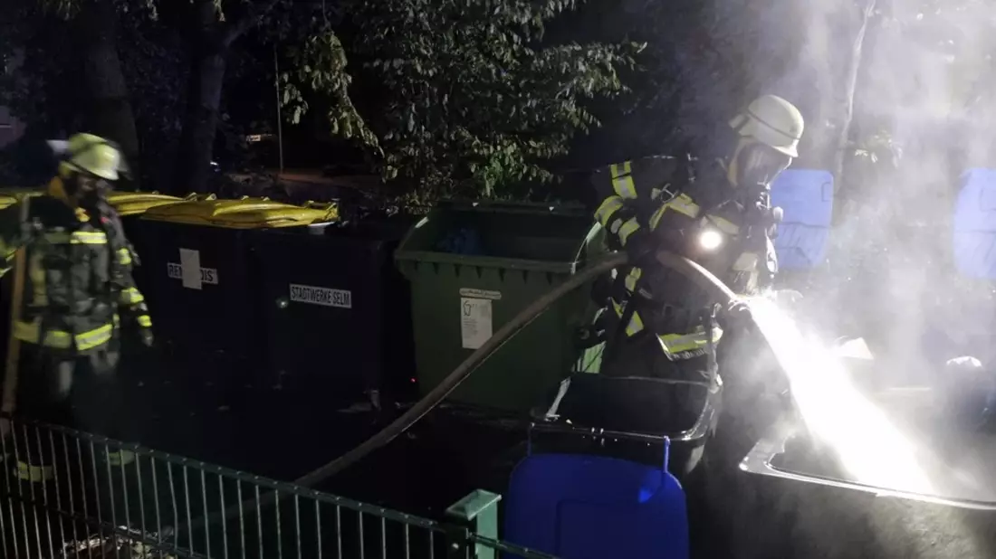 FW-WRN: FEUER_1 - LZ1- brennen Müllcontainer - Bild: presseportal.de