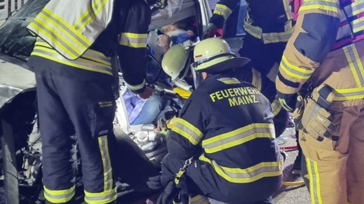 FW Mainz: Nächtlicher Alleinunfall auf der A643 - Eingeklemmte Person - Foto: presseportal.de