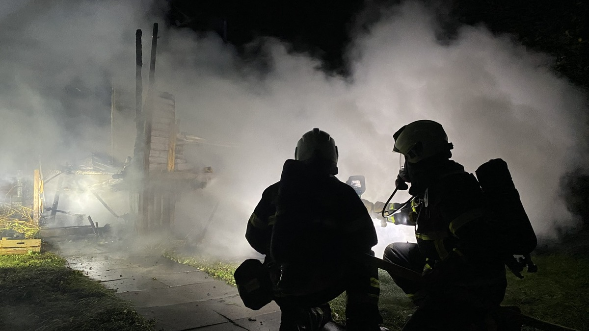 FW-MK: Gartenlaube brennt nieder - Foto: presseportal.de