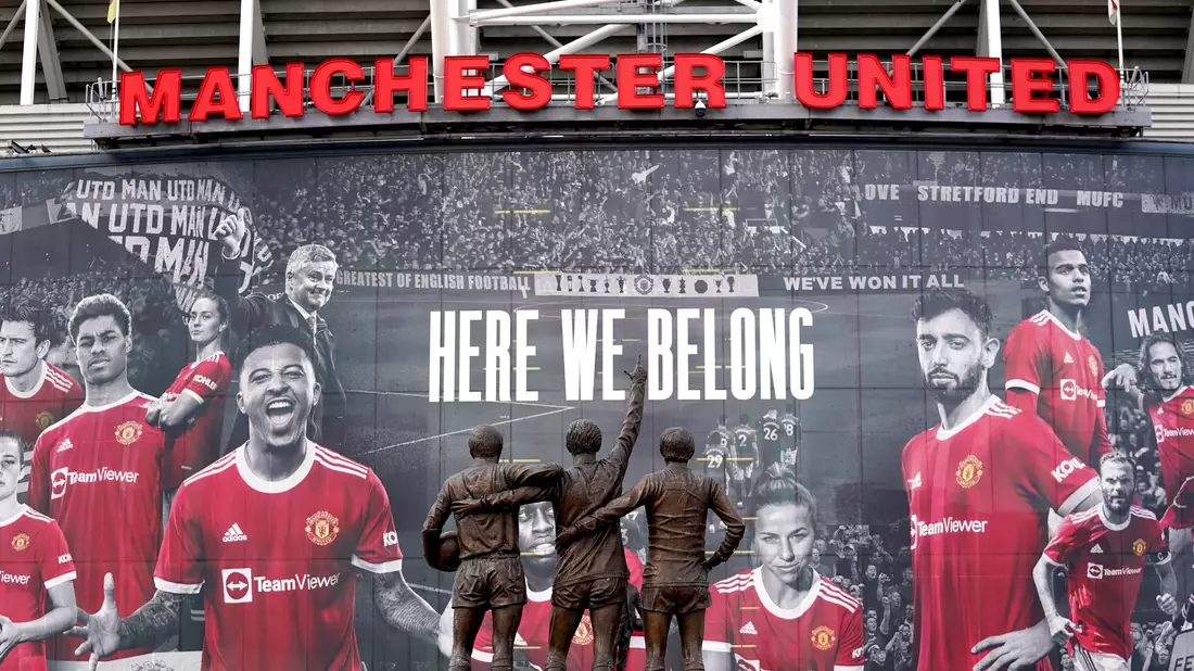 Vor dem Stadion Old Trafford stehen Statuen der ehemaligen Manchester-United-Spieler George Best, Denis Law und Sir Bobby Charlton. - Bild: Martin Rickett/PA Wire/dpa