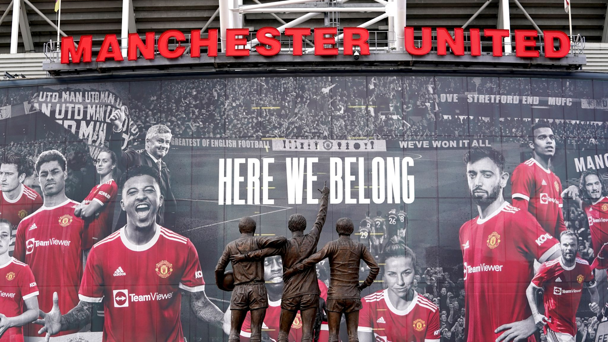 Vor dem Stadion Old Trafford stehen Statuen der ehemaligen Manchester-United-Spieler George Best, Denis Law und Sir Bobby Charlton. - Foto: Martin Rickett/PA Wire/dpa
