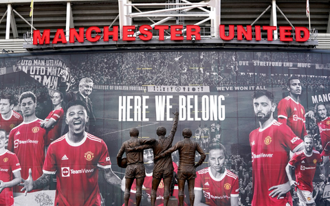 Vor dem Stadion Old Trafford stehen Statuen der ehemaligen Manchester-United-Spieler George Best, Denis Law und Sir Bobby Charlton. - Foto: Martin Rickett/PA Wire/dpa Vor dem Stadion Old Trafford stehen Statuen der ehemaligen Manchester-United-Spieler George Best, Denis Law und Sir Bobby Charlton. - Foto: Martin Rickett/PA Wire/dpa