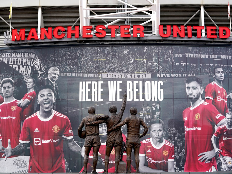 Vor dem Stadion Old Trafford stehen Statuen der ehemaligen Manchester-United-Spieler George Best, Denis Law und Sir Bobby Charlton. - Foto: Martin Rickett/PA Wire/dpa