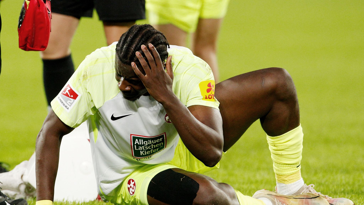 Kaiserslauterns Ragnar Ache wurde von einer Plastikflasche am Kopf getroffen. - Foto: Roland Weihrauch/dpa