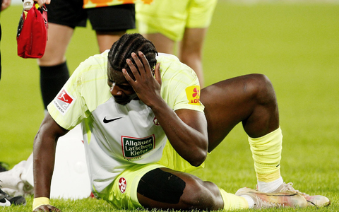 Kaiserslauterns Ragnar Ache wurde von einer Plastikflasche am Kopf getroffen. - Foto: Roland Weihrauch/dpa