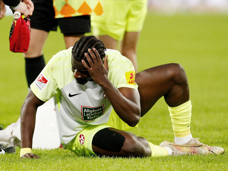 Kaiserslauterns Ragnar Ache wurde von einer Plastikflasche am Kopf getroffen. - Foto: Roland Weihrauch/dpa