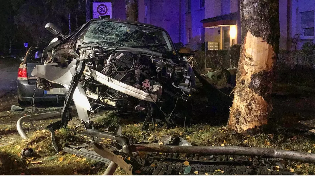 FW-M: Audi parkt auf Opel (Bogenhausen) - Bild: presseportal.de