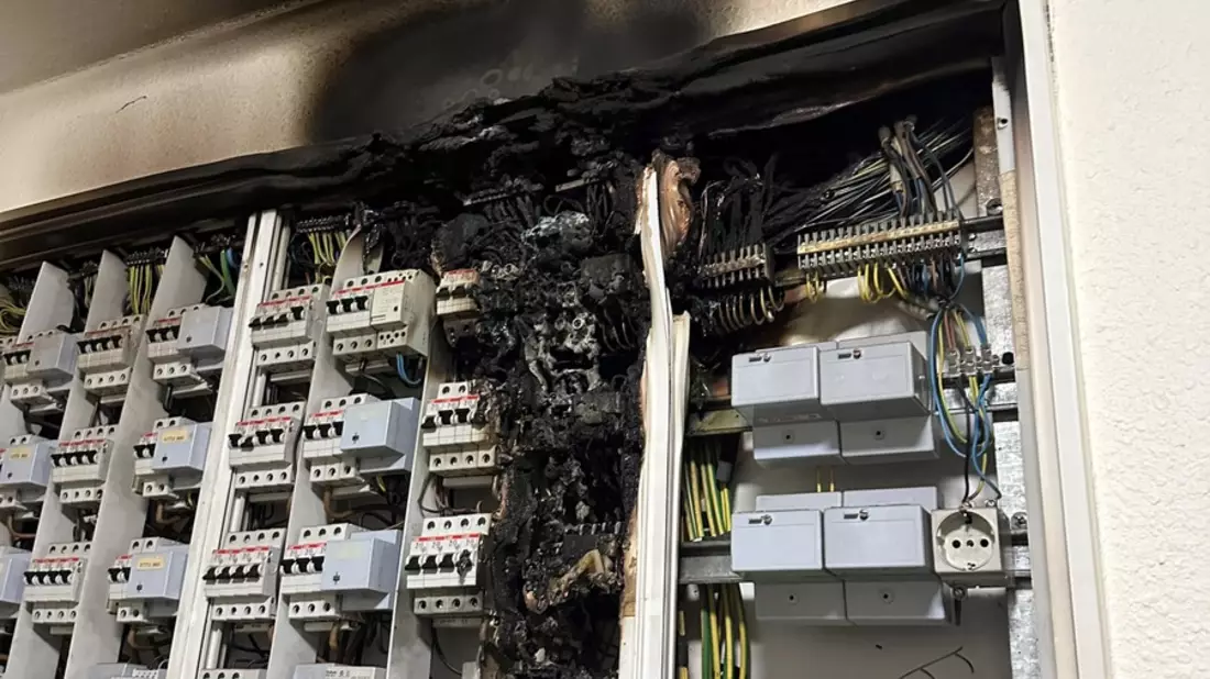FW-E: Feuer in einer Elektrounterverteilung - großflächige Verrauchung eines Mehrfamilienhauses - Bild: presseportal.de