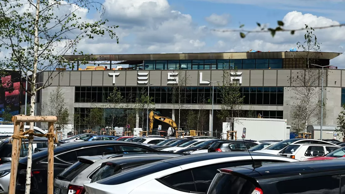 Das Werk der Tesla Gigafactory Berlin-Brandenburg soll laut Firmenchef Elon Musk weiter ausgebaut werden. - Bild: Jens Kalaene/dpa