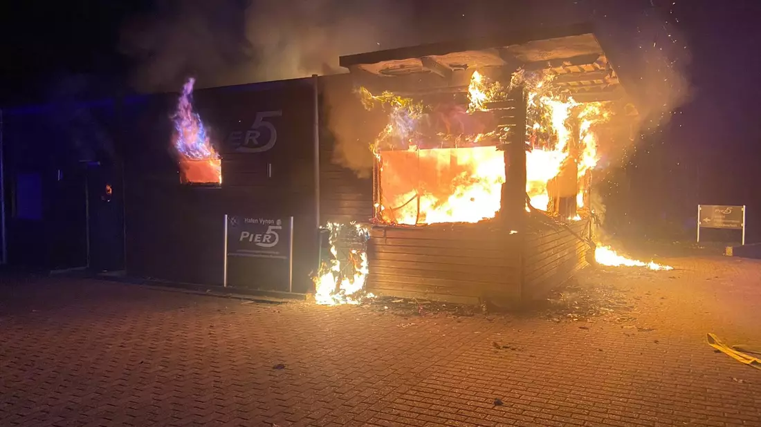 FW Xanten: Brand eines Gastronomiebetriebs an der Xantener Nordsee - Bild: presseportal.de