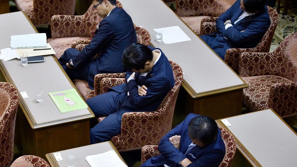 Abgeordnete schlafen während einer Unterbrechung einer Sitzung des Oberhauses in Tokio. - Foto: Franck Robichon/EPA/dpa