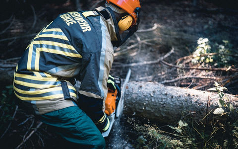 FW Hünxe: Baum auf Straße - Foto: presseportal.de