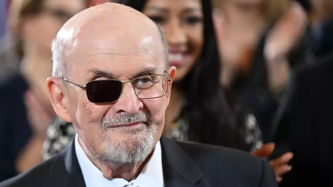 Salman Rushdie zu Beginn der Verleihung des Friedenspreis des Deutschen Buchhandels in der Paulskirche vor seiner Ehefrau Rachel Eliza Griffiths. - Bild: Arne Dedert/dpa