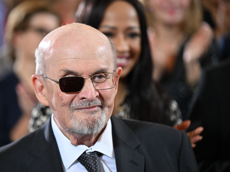 Salman Rushdie zu Beginn der Verleihung des Friedenspreis des Deutschen Buchhandels in der Paulskirche vor seiner Ehefrau Rachel Eliza Griffiths. - Foto: Arne Dedert/dpa