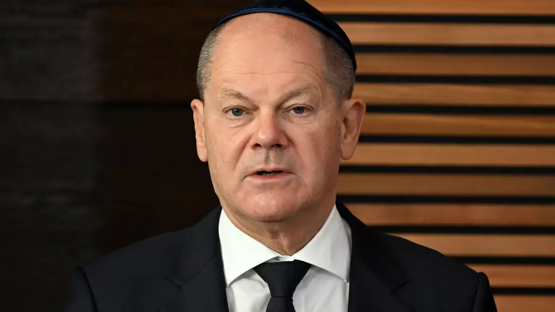 Bundeskanzler Olaf Scholz bei der Einweihung der neu erbauten Synagoge in Dessau-Roßlau. - Bild: Hendrik Schmidt/dpa