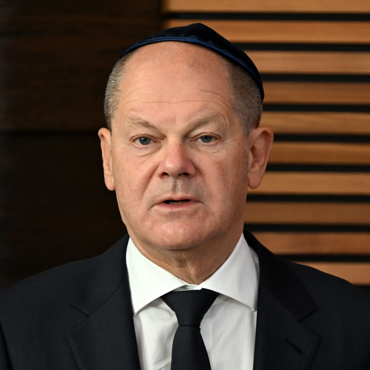 Bundeskanzler Olaf Scholz bei der Einweihung der neu erbauten Synagoge in Dessau-Roßlau. - Foto: Hendrik Schmidt/dpa
