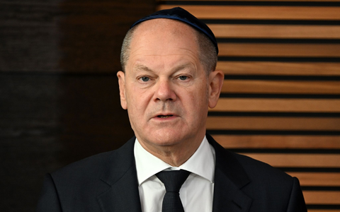Bundeskanzler Olaf Scholz bei der Einweihung der neu erbauten Synagoge in Dessau-Roßlau. - Foto: Hendrik Schmidt/dpa