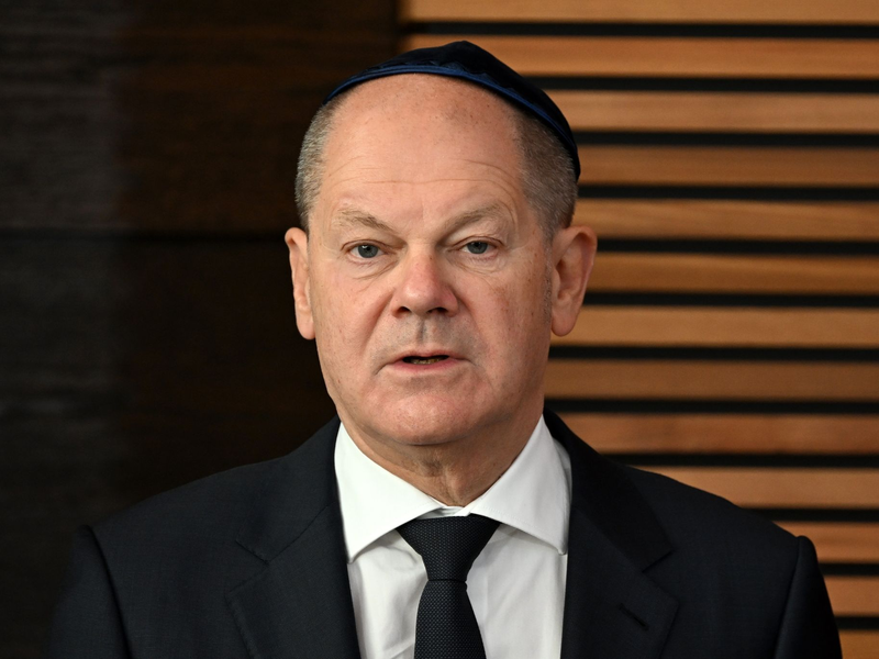 Bundeskanzler Olaf Scholz bei der Einweihung der neu erbauten Synagoge in Dessau-Roßlau. - Foto: Hendrik Schmidt/dpa