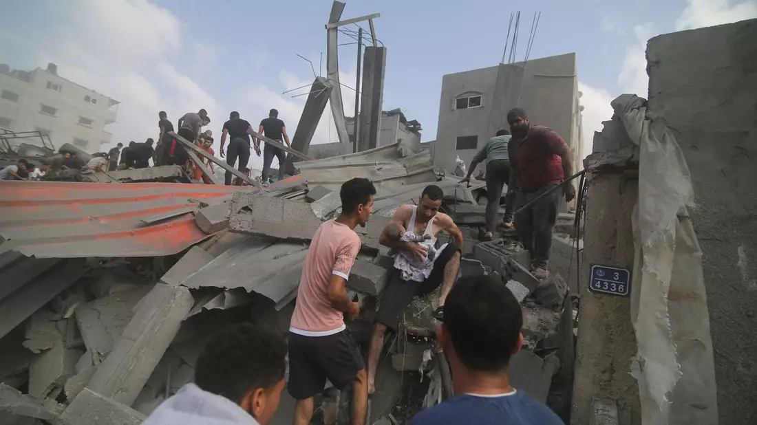 Palästinensische Krankenwagen am Grenzübergang in Rafah. - Bild: Hatem Ali/AP/dpa