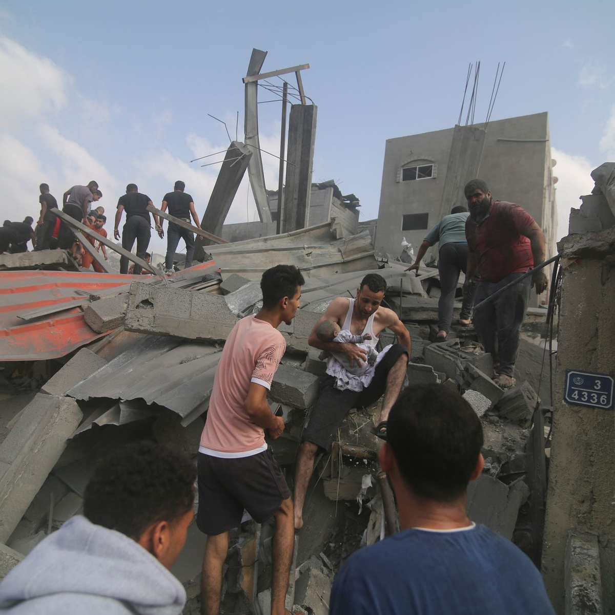 Palästinensische Krankenwagen am Grenzübergang in Rafah. - Foto: Hatem Ali/AP/dpa