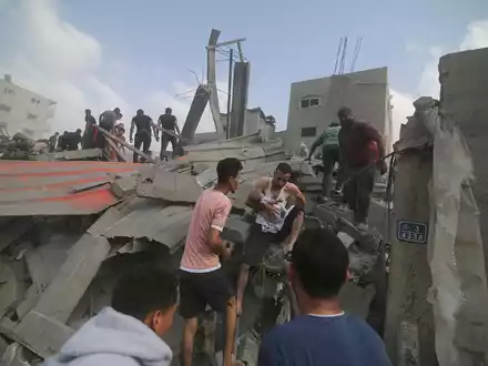 Palästinenser suchen nach Überlebenden in Gebäuden, die bei der Bombardierung des Gazastreifens zerstört wurden. - Foto: Hatem Ali/AP/dpa