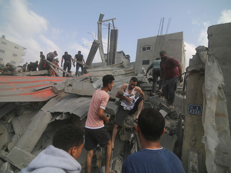 Palästinenser suchen nach Überlebenden in Gebäuden, die bei der Bombardierung des Gazastreifens zerstört wurden. - Foto: Hatem Ali/AP/dpa