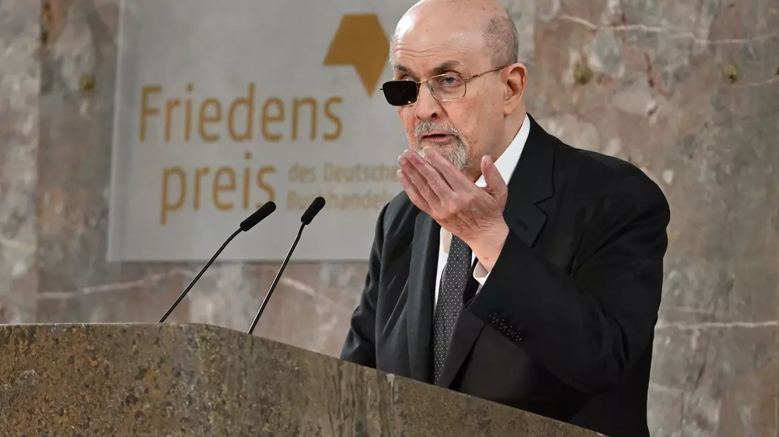 Salman Rushdie bei seiner Dankesrede nach der Auszeichnung mit dem Friedenspreis des Deutschen Buchhandels. - Bild: Arne Dedert/dpa