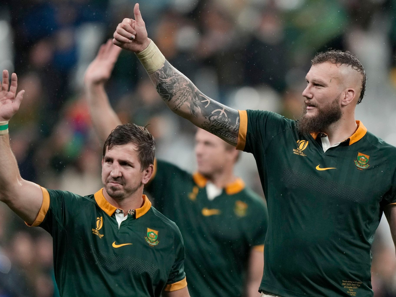 Südafrikas Rg Snyman (r) und Damian de Allende feiern nach dem 16:15-Sieg. - Foto: Lewis Joly/AP