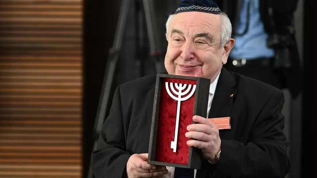 Einweihung der neu erbauten Synagoge in Dessau-Roßlau. Alexander Wassermann, Vorsitzender der jüdischen Gemeinde Dessau, hält einen symbolischen Schlüssel zur Synagoge, in der Form einer Menora, in den Händen. - Bild: Hendrik Schmidt/dpa