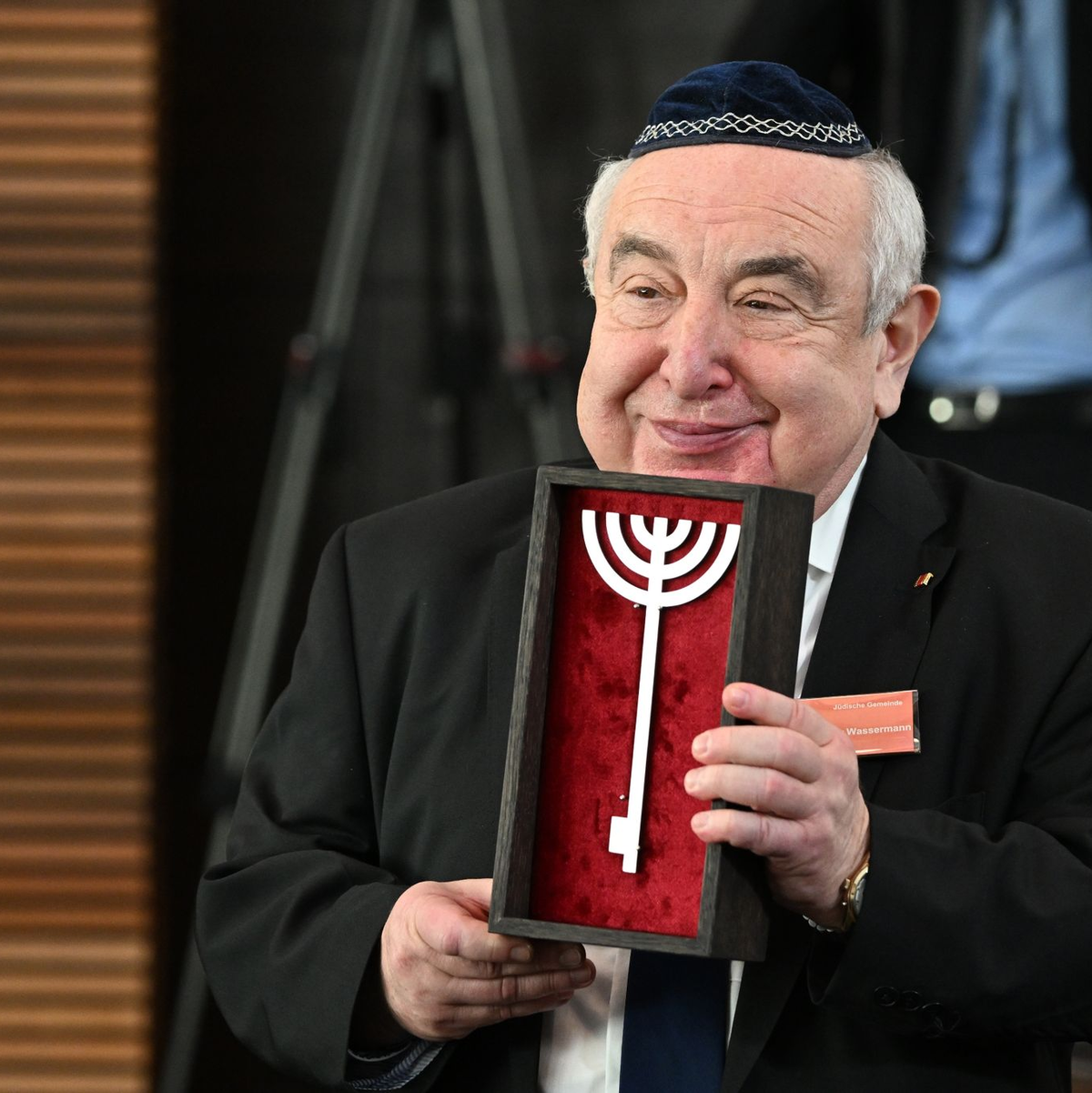 Einweihung der neu erbauten Synagoge in Dessau-Roßlau. Alexander Wassermann, Vorsitzender der jüdischen Gemeinde Dessau, hält einen symbolischen Schlüssel zur Synagoge, in der Form einer Menora, in den Händen. - Foto: Hendrik Schmidt/dpa