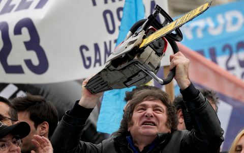 Javier Milei, selbst ernannter «Anarchokapitalist» und PrÀsidentschaftskandidat, schwenkt eine KettensÀge mit seinem Namen auf einer Wahlkampfveranstaltung. - Foto: Natacha Pisarenko/AP Javier Milei, selbst ernannter «Anarchokapitalist» und PrÀsidentschaftskandidat, schwenkt eine KettensÀge mit seinem Namen auf einer Wahlkampfveranstaltung. - Foto: Natacha Pisarenko/AP
