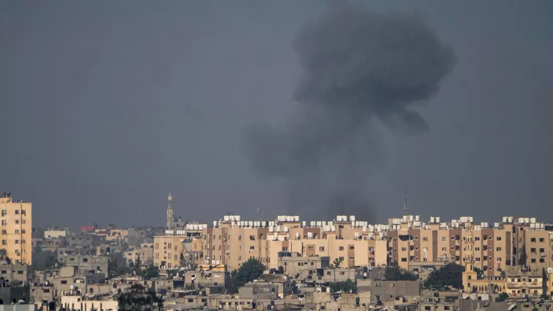 Rauch steigt nach einem israelischen Bombardement über dem Gazastreifen auf. - Bild: Ariel Schalit/AP/dpa